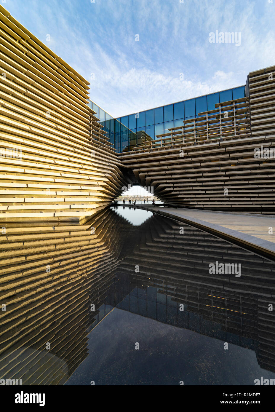 Vista esterna del nuovo V&un museo in Scozia, Regno Unito. Architetto Kengo Kuma. Foto Stock