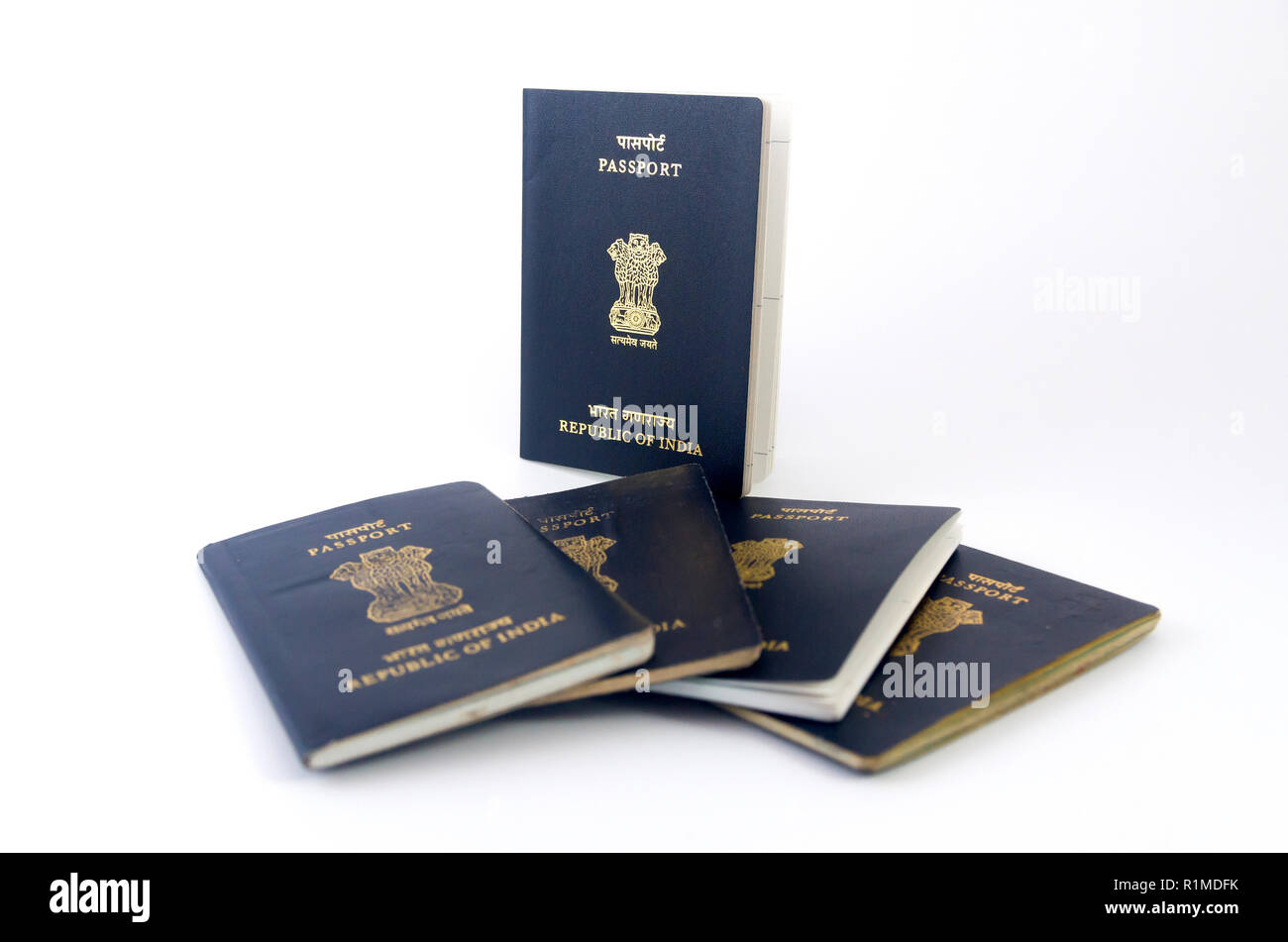 Più il passaporto indiano con sfondo bianco Foto Stock