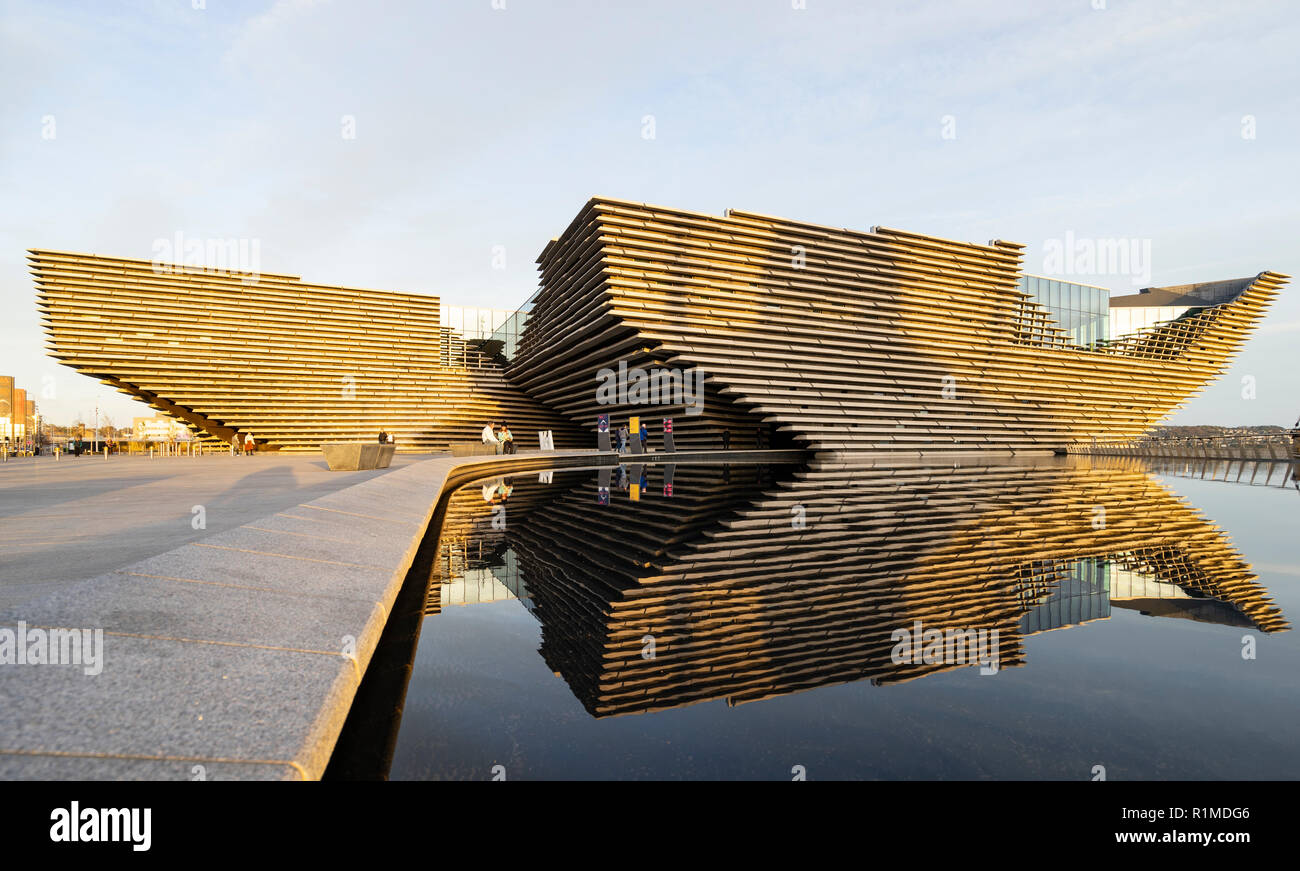 Vista esterna del nuovo V&un museo in Scozia, Regno Unito. Architetto Kengo Kuma. Foto Stock