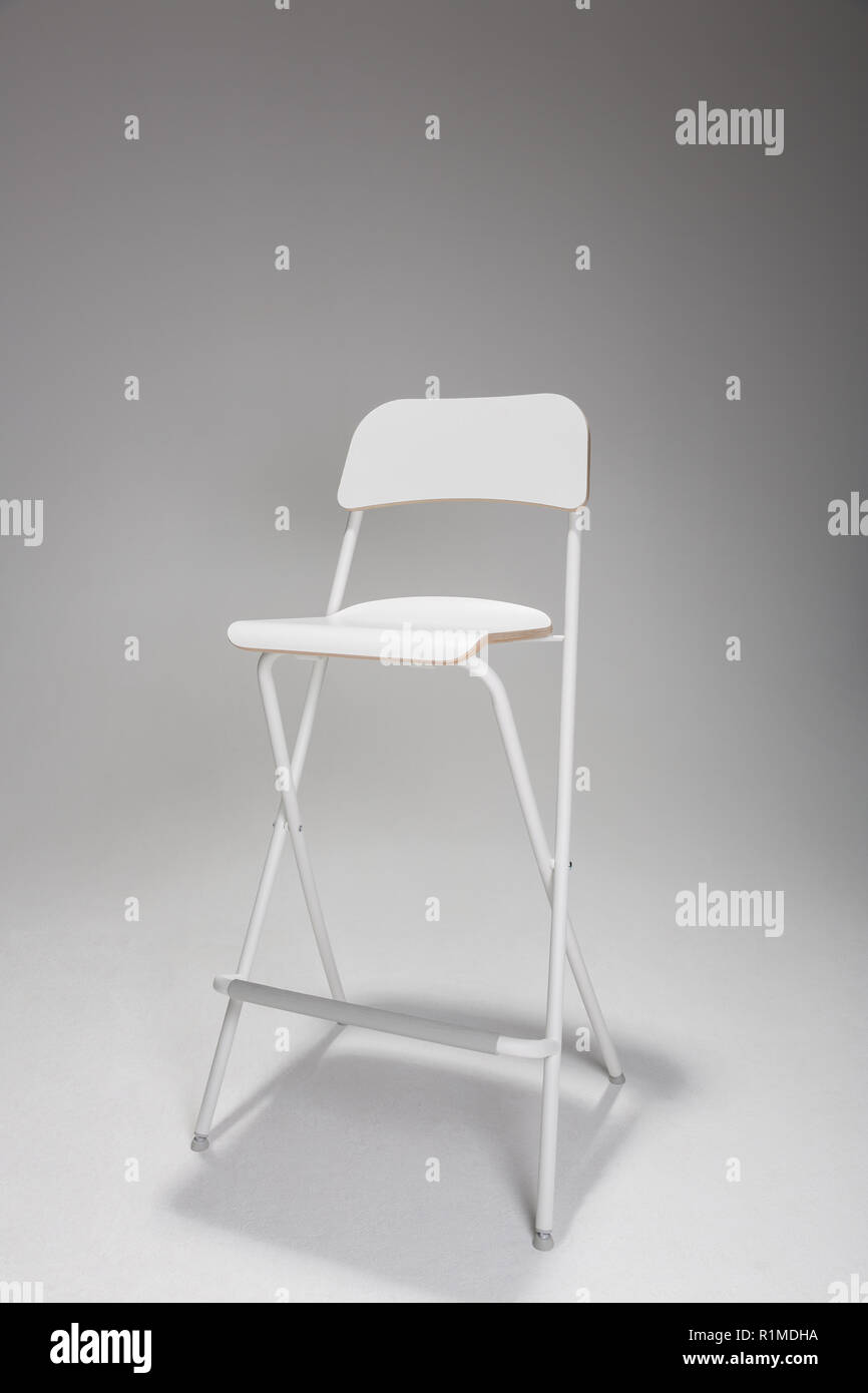 Un vuoto che la sedia bianca in uno studio. Foto Stock