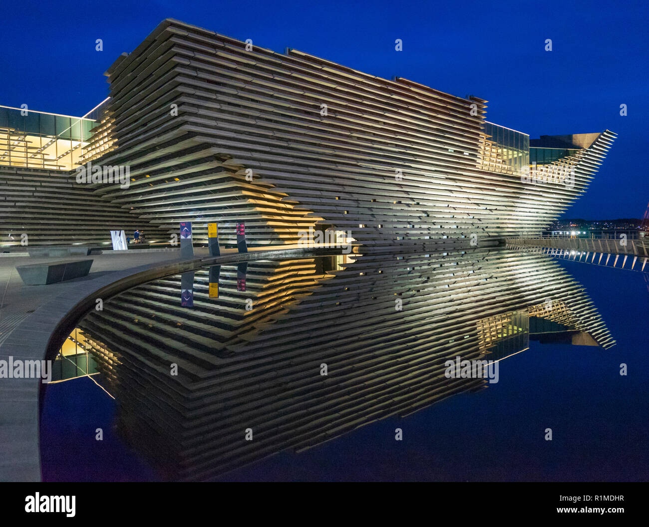 Vista esterna del nuovo V&un museo la sera in Scozia, Regno Unito. Architetto Kengo Kuma. Foto Stock