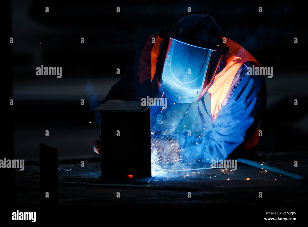 Saldatore sul lavoro Foto Stock