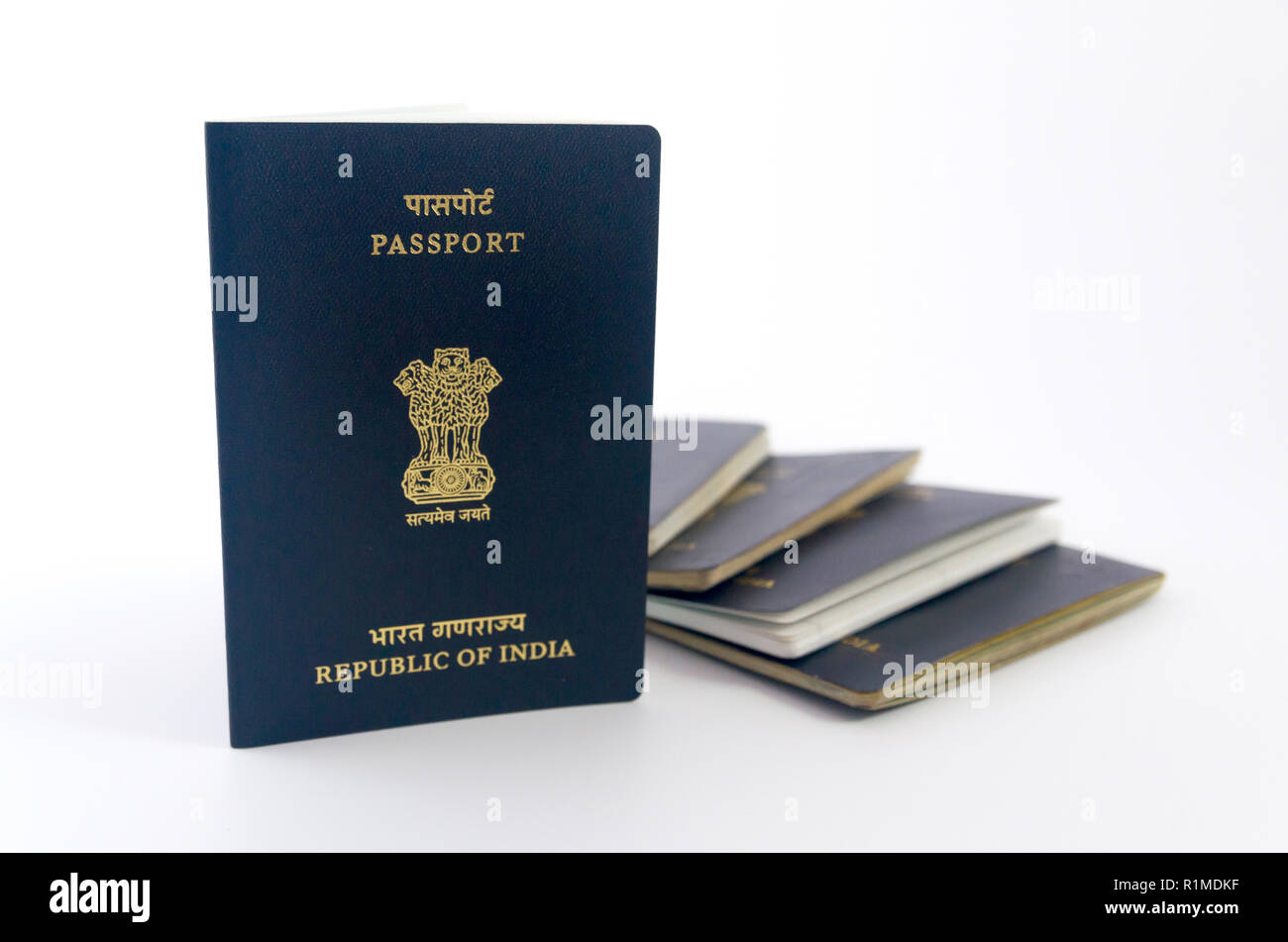 Più il passaporto indiano con sfondo bianco Foto Stock