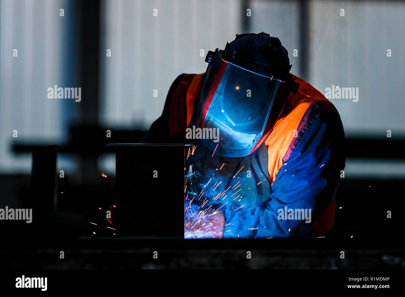 Saldatore sul lavoro Foto Stock