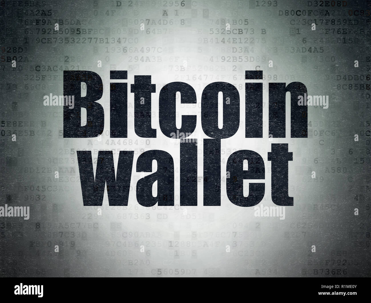 Concetto Cryptocurrency: Portafoglio Bitcoin sui dati digitali sfondo della carta Foto Stock