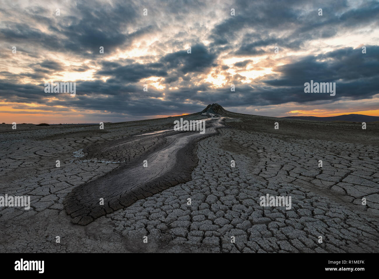 Il vulcano di fango al tramonto, sorprendente fenomeno naturale Foto Stock