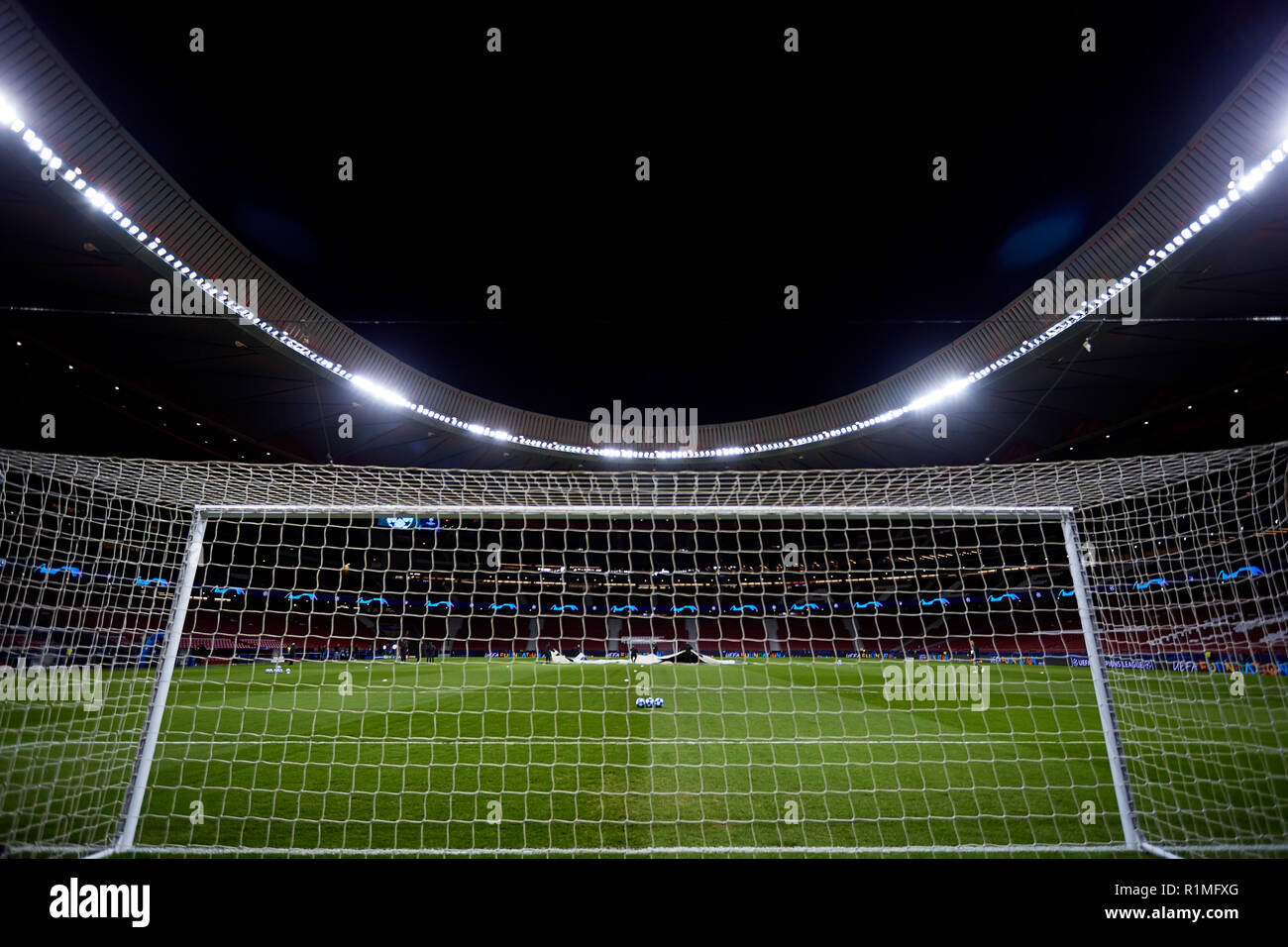 MADRID, Spagna - 06 novembre: Vista generale all'interno dello stadio prima del gruppo una partita della UEFA Champions League tra il Club Atletico de Madrid e il Borussia Dortmund a Estadio Wanda Metropolitano il 6 novembre 2018 a Madrid, Spagna. (MB Media) Foto Stock