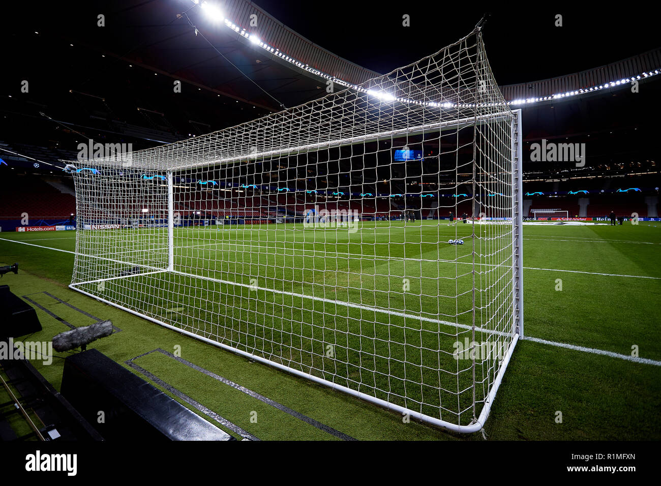 MADRID, Spagna - 06 novembre: Vista generale all'interno dello stadio prima del gruppo una partita della UEFA Champions League tra il Club Atletico de Madrid e il Borussia Dortmund a Estadio Wanda Metropolitano il 6 novembre 2018 a Madrid, Spagna. (MB Media) Foto Stock