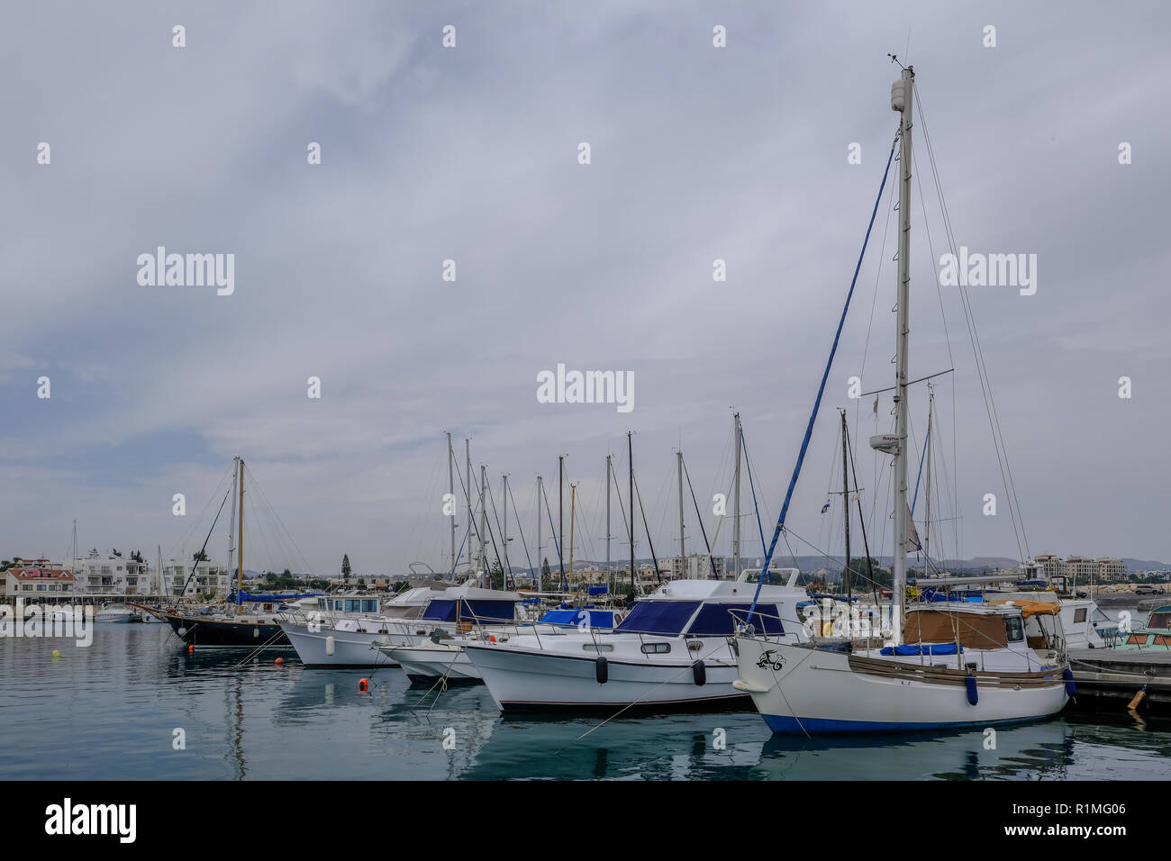 Zygi, Cipro - 16 Giugno 2018: yacht, barche a motore e incrociatori ormeggiata in Zygi di haror. Preso un pomeriggio estivo con un cielo nuvoloso. Foto Stock