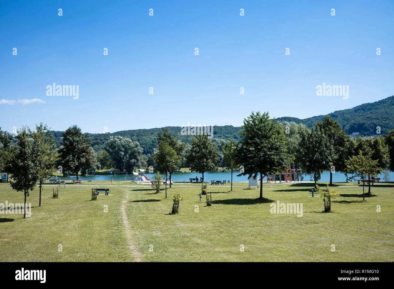 Soleggiata giornata estiva a Pleschinger vedere/ Lago Plesching in Austria Superiore, pubblica la zona di balneazione (Strandbad) in riva al lago Foto Stock