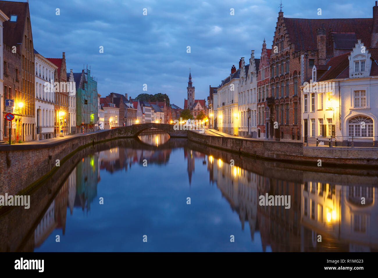 Città vecchia di notte, Bruges, Belgio Foto Stock