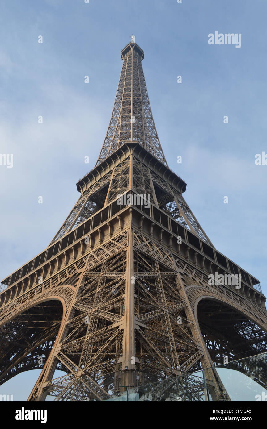 Torre Eiffel visto dall'angolo Foto Stock