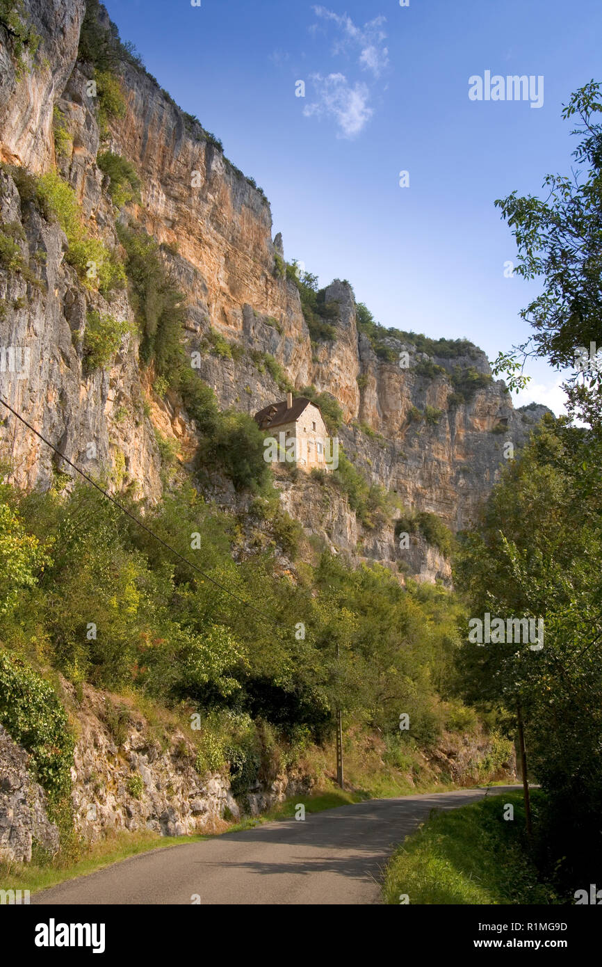 Europa, Francia, Quercy, Lot, vecchie case in pietra costruite sul lato della scogliera sopra il fiume Cele a Sauliac Sur Cele Foto Stock