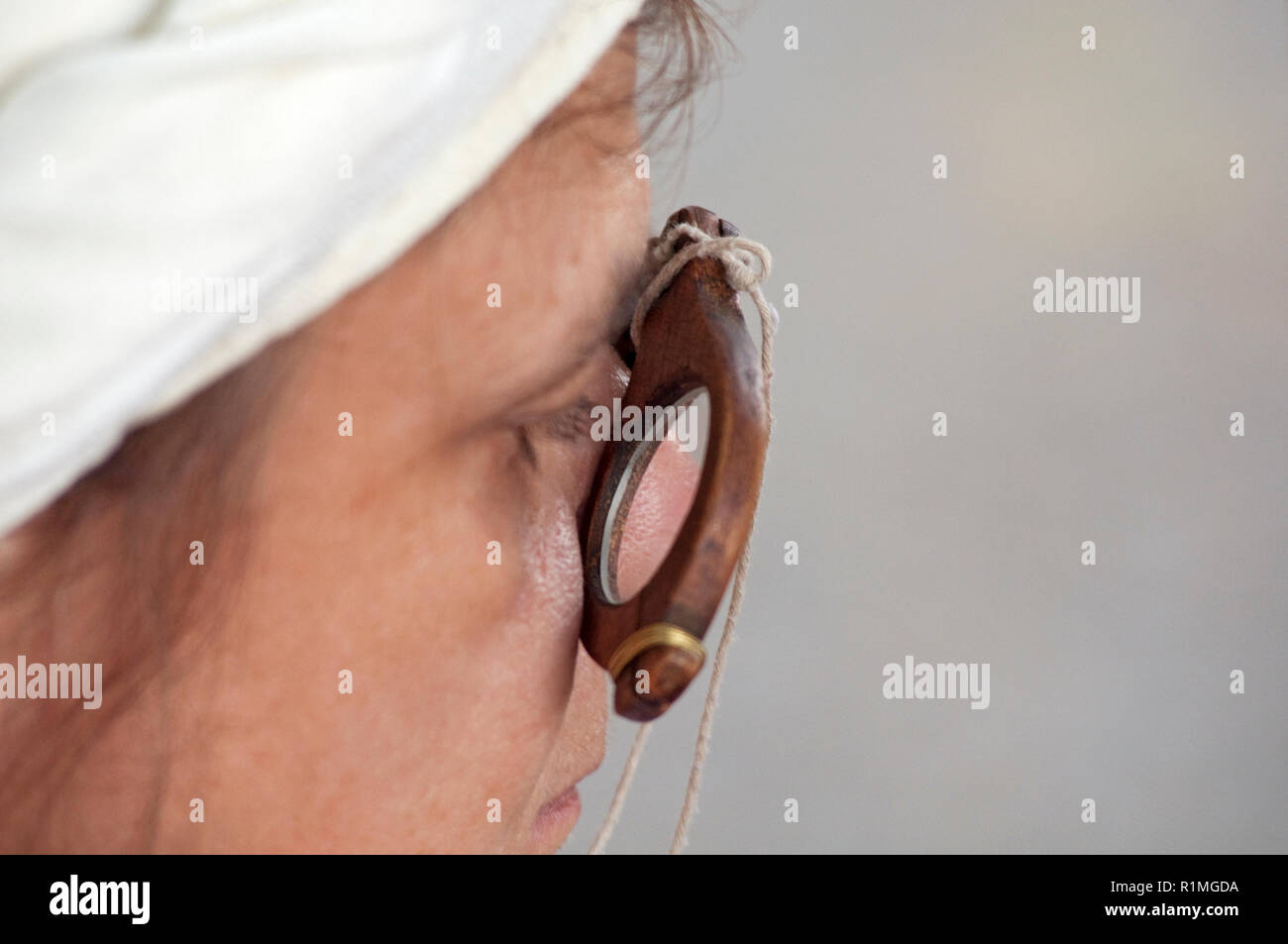 L'Italia, Lombardia, rievocazione storica degli Antichi Mestieri, donna che indossa gli occhiali in legno Foto Stock