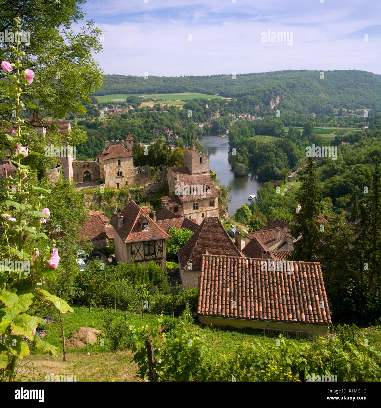 L'Europa, Francia, Midi Pirenei, Lot, St Cirq Lapopie, storico clifftop village attrazione turistica Foto Stock