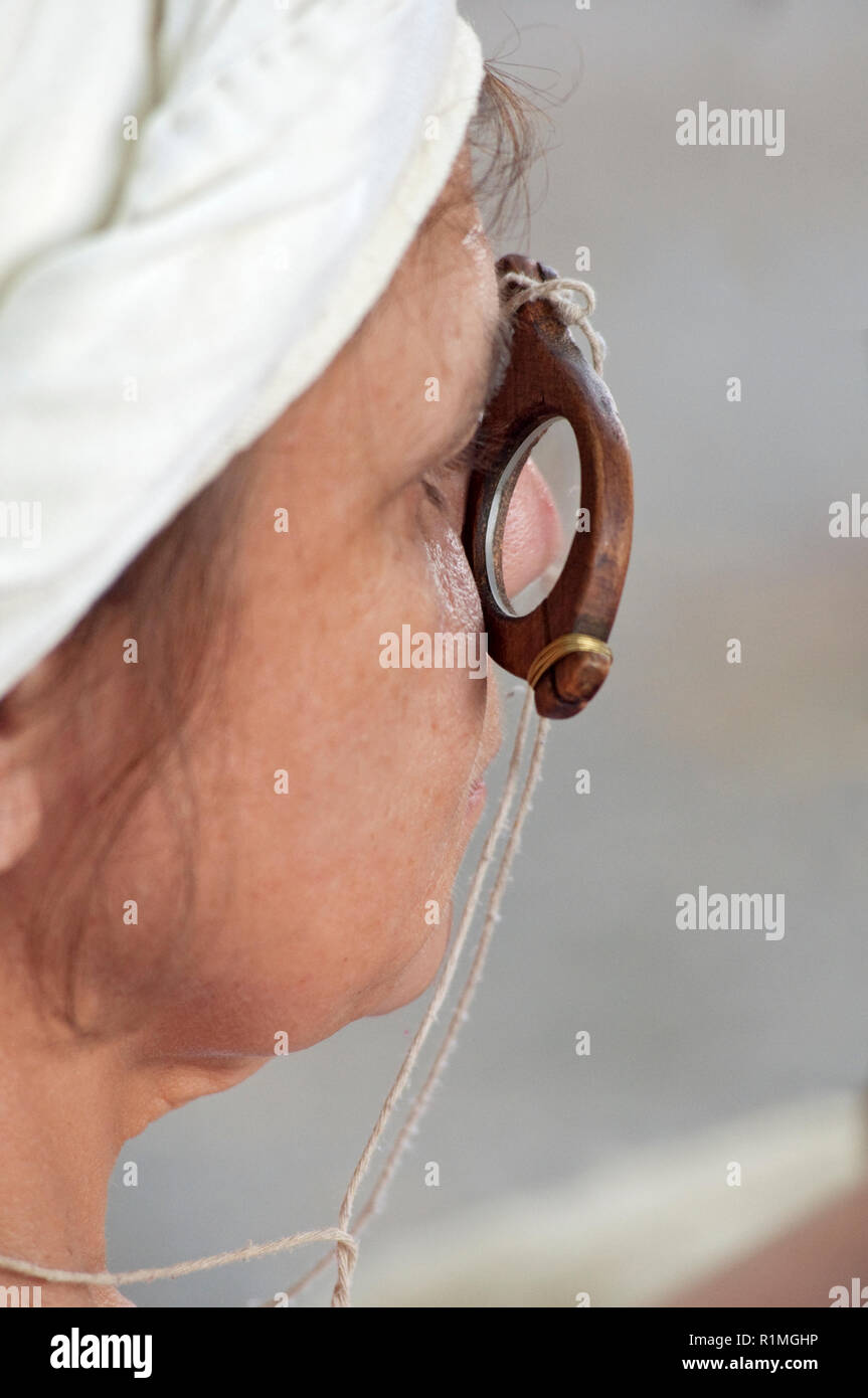 L'Italia, Lombardia, rievocazione storica degli Antichi Mestieri, donna che indossa gli occhiali in legno Foto Stock