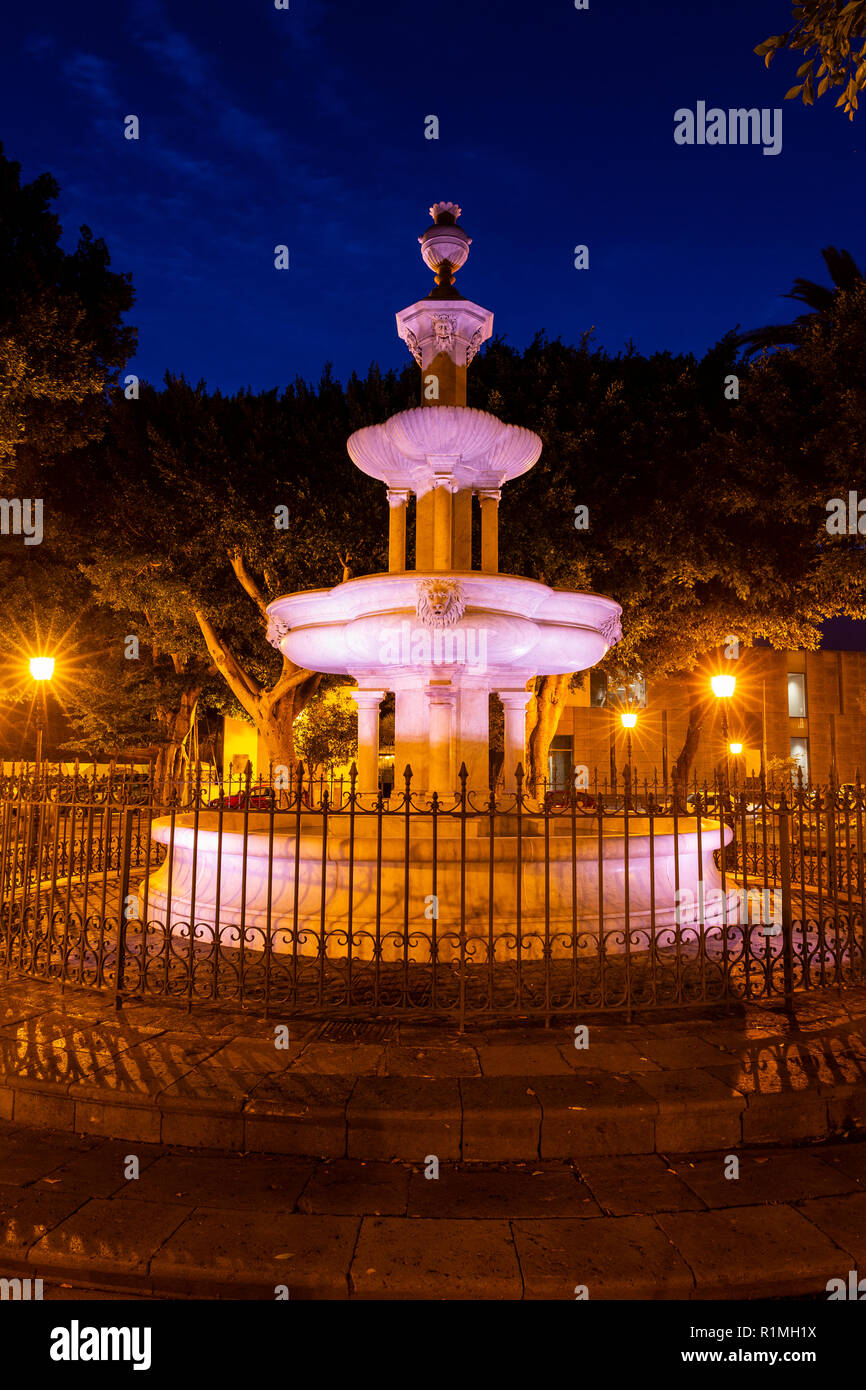 Fontana in marmo in Plaza del Adelantado a San Cristóbal de La Laguna All'alba, Tenerife, Isole Canarie, Spagna Foto Stock