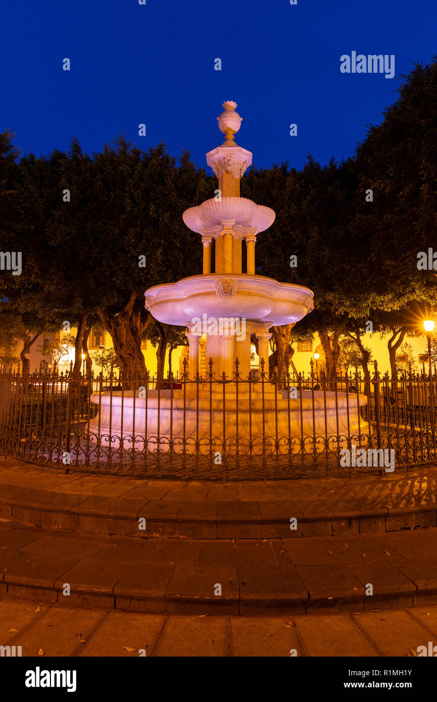 Fontana in marmo in Plaza del Adelantado a San Cristóbal de La Laguna All'alba, Tenerife, Isole Canarie, Spagna Foto Stock
