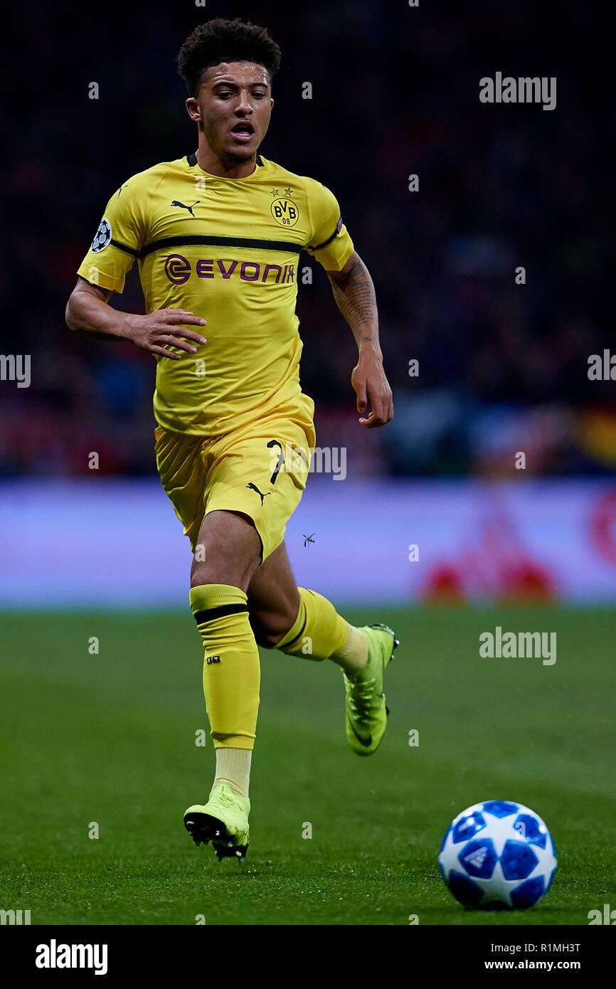 MADRID, Spagna - 06 novembre: Jadon Sancho del Borussia Dortmund in azione durante il gruppo a una partita della UEFA Champions League tra il Club Atletico de Madrid e il Borussia Dortmund a Estadio Wanda Metropolitano il 6 novembre 2018 a Madrid, Spagna. (MB Media) Foto Stock