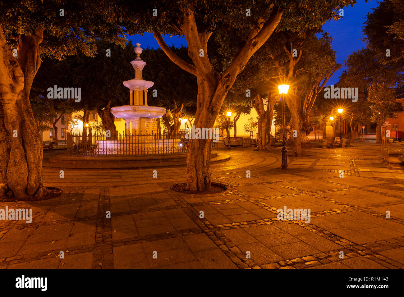 Fontana in marmo in Plaza del Adelantado a San Cristóbal de La Laguna All'alba, Tenerife, Isole Canarie, Spagna Foto Stock