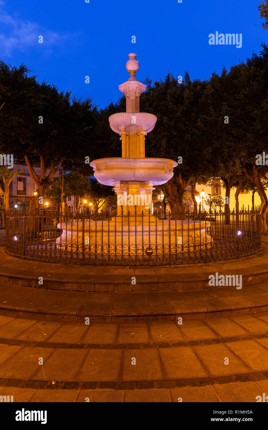 Fontana in marmo in Plaza del Adelantado a San Cristóbal de La Laguna All'alba, Tenerife, Isole Canarie, Spagna Foto Stock