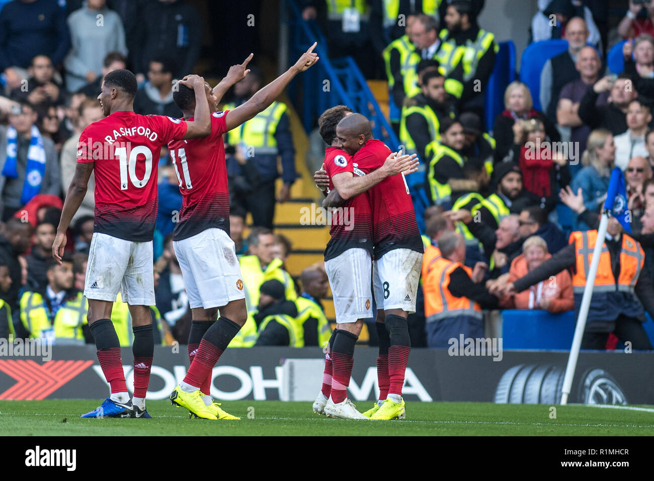 Londra, Inghilterra - 20 ottobre: Anthony Martial del Manchester United festeggia con compagni di squadra dopo aver segnato il suo team di seconda obiettivo durante durante il match di Premier League tra Chelsea FC e il Manchester United a Stamford Bridge su ottobre 20, 2018 a Londra, Regno Unito. (Foto di Sebastian Frej/MB Media/Getty Images) Foto Stock