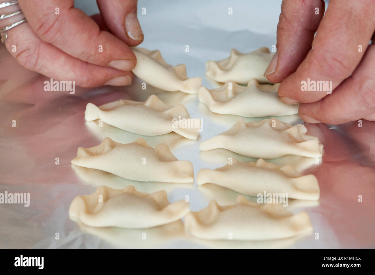 L'Italia, Lombardia, Crema, mano rendendo Tortello Cremasco, Ravioli dolci Foto Stock