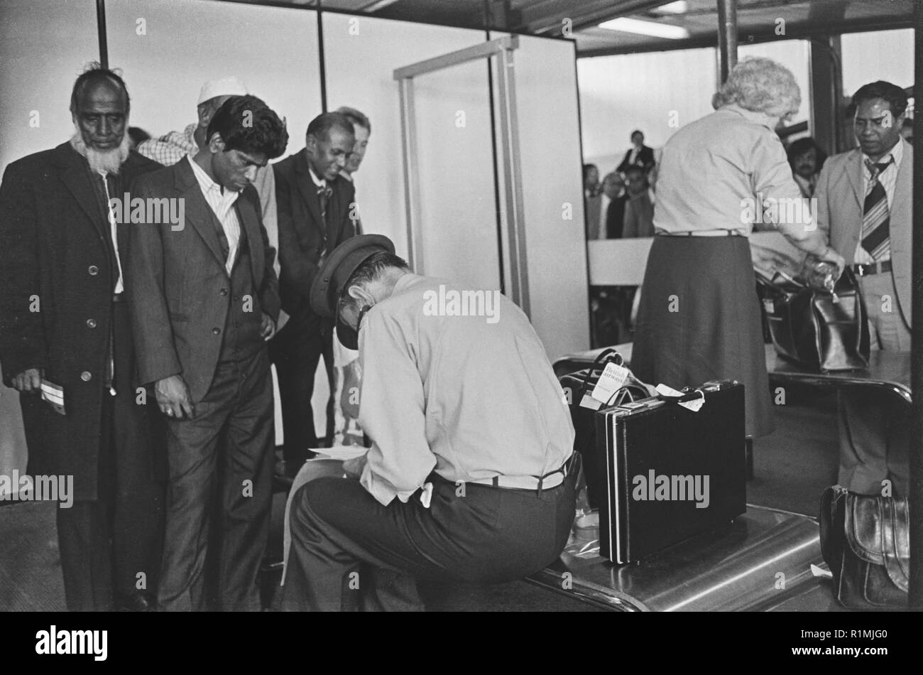 Bangladeshis sottoposte a controlli a Heathrow 1980 Foto Stock