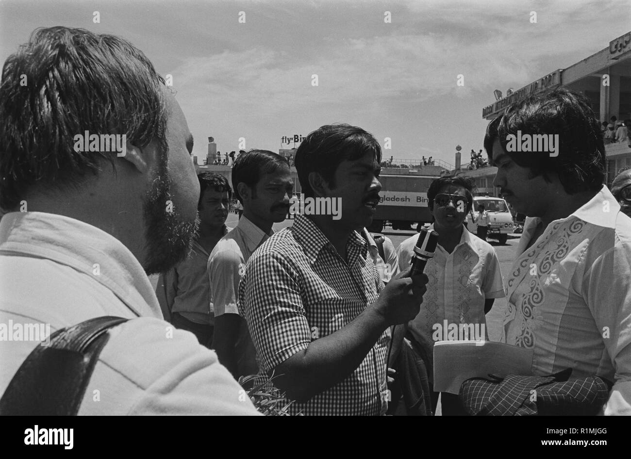 Media locali intervista visitando il Tower Hamlets gruppo Dhaka 1980, consiglio leader Paolo Beasley L Shiraz Huq R Foto Stock