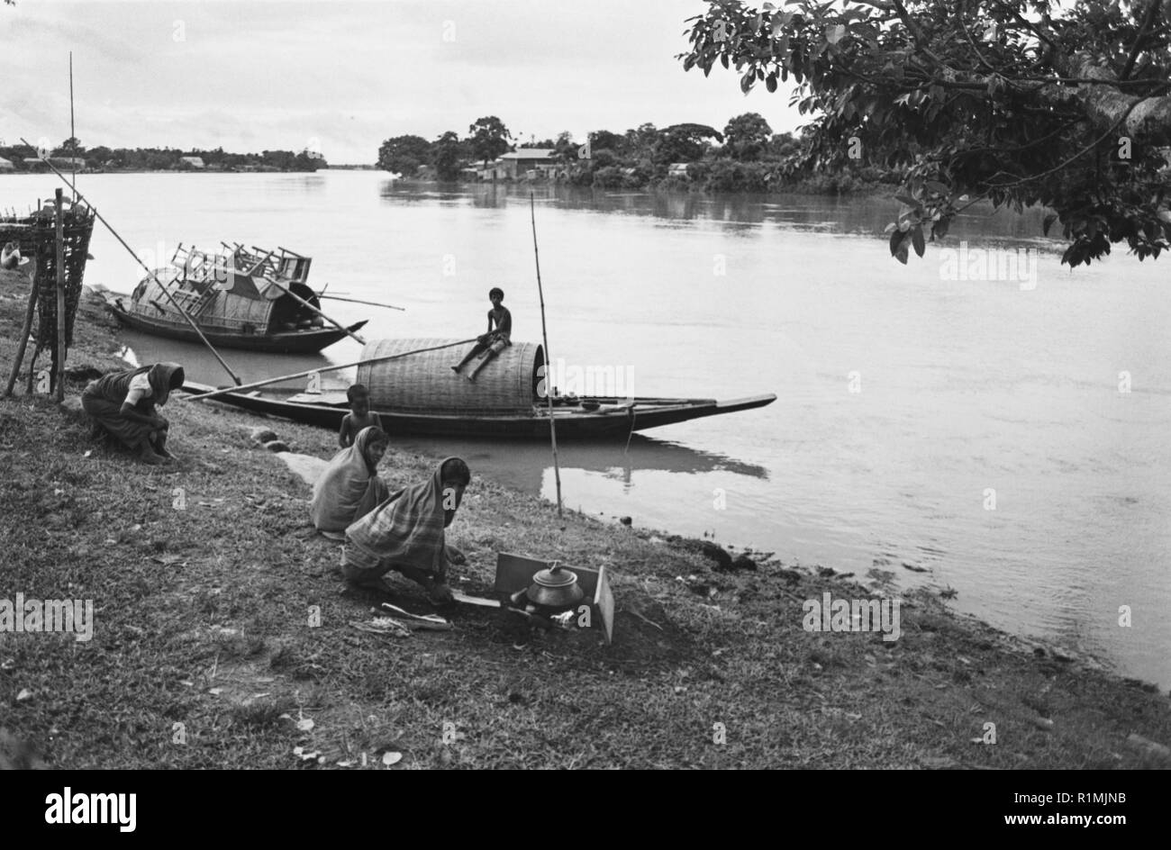 Paese barca sul fiume Sylhet, 1980 Foto Stock