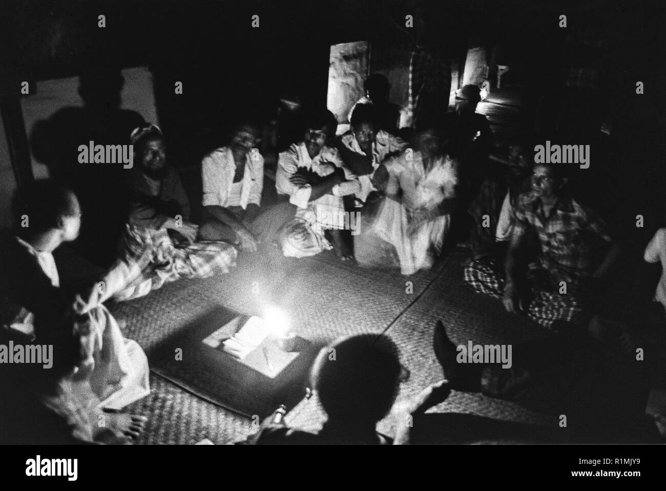 Sylhet Rickshaw Pullers nella notte riunione Unione 1980 Foto Stock