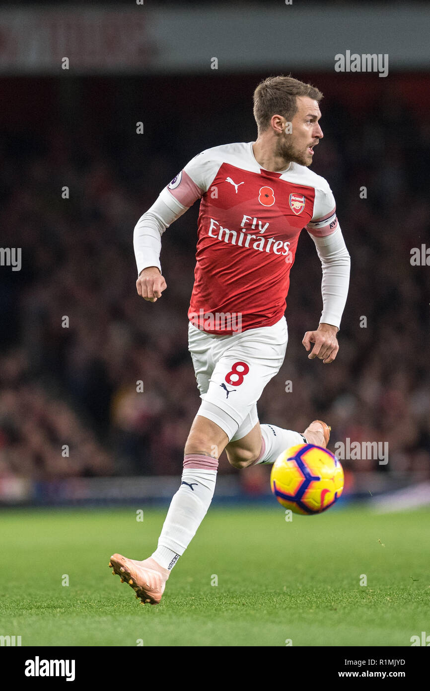 Londra, Inghilterra - 11 novembre: Aaron Ramsey dell'Arsenal FC a sfera di controllo durante il match di Premier League tra l'Arsenal FC e Wolverhampton Wanderers all'Emirates Stadium il 11 novembre 2018 a Londra, Regno Unito. (MB Media) Foto Stock
