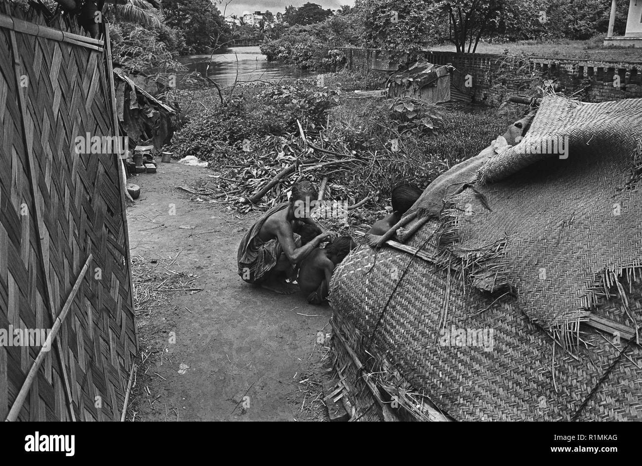47/4 Squatter 'basti' insediamento Dhaka 1980 Foto Stock