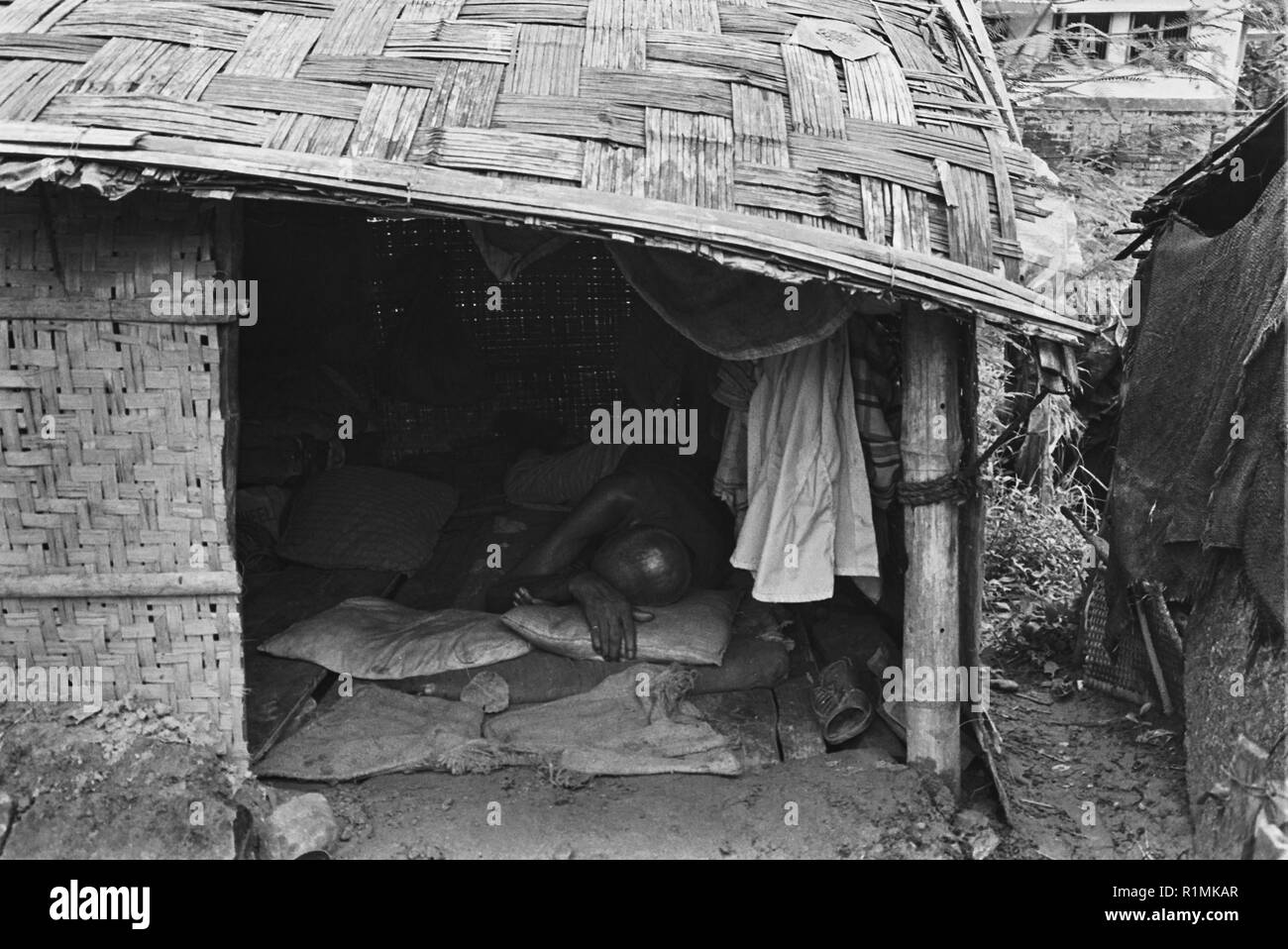47/11 Squatter 'basti' insediamento Dhaka 1980 Foto Stock