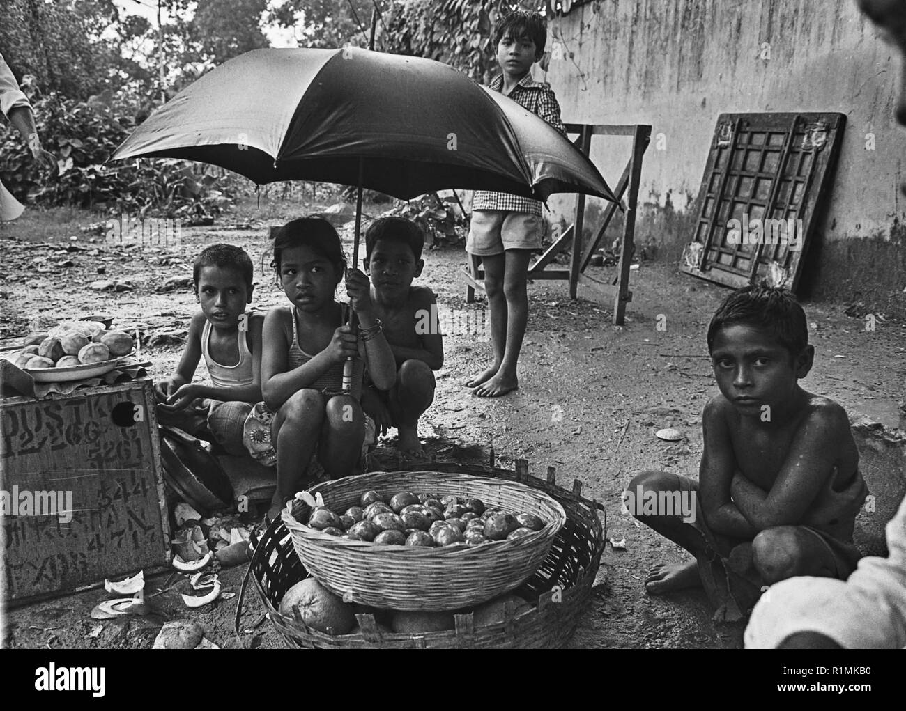 47/24 Squatter 'basti' insediamento , i bambini per la vendita di frutta 1980 Foto Stock