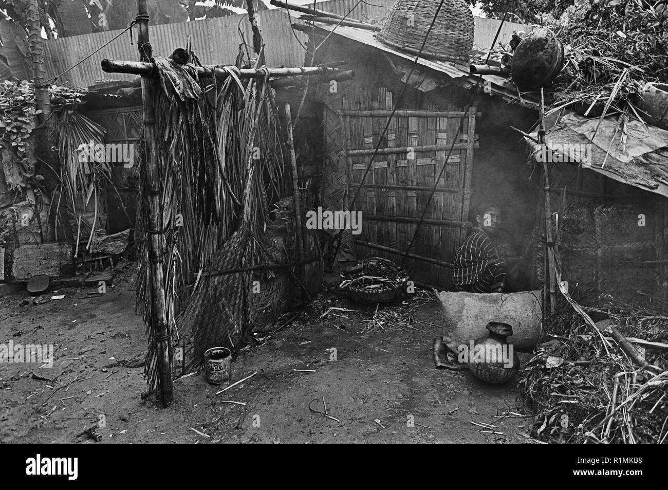 47/27 Squatter 'basti' insediamento Dhaka 1980 Foto Stock