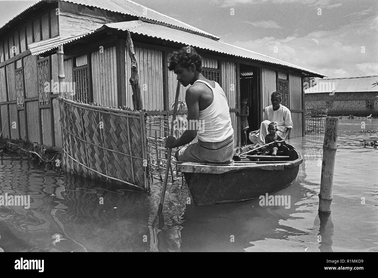 51/20 LE INONDAZIONI NELLA ZONA Anondonagar fuori Dhaka; casa allagata. Agosto 1980 Foto Stock