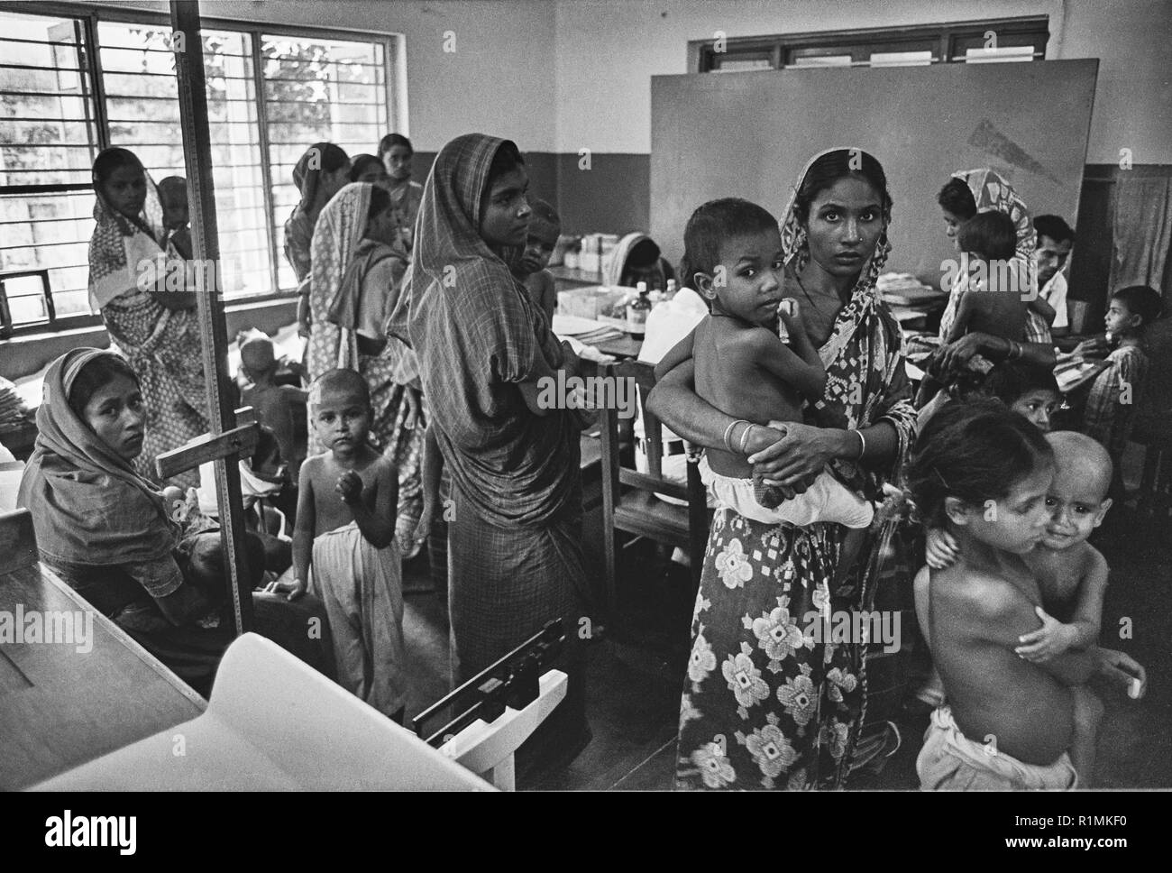 54/11 bambino Unità di Nutrizione Clinica Pediatrica (salva i bambini) 1980 Foto Stock