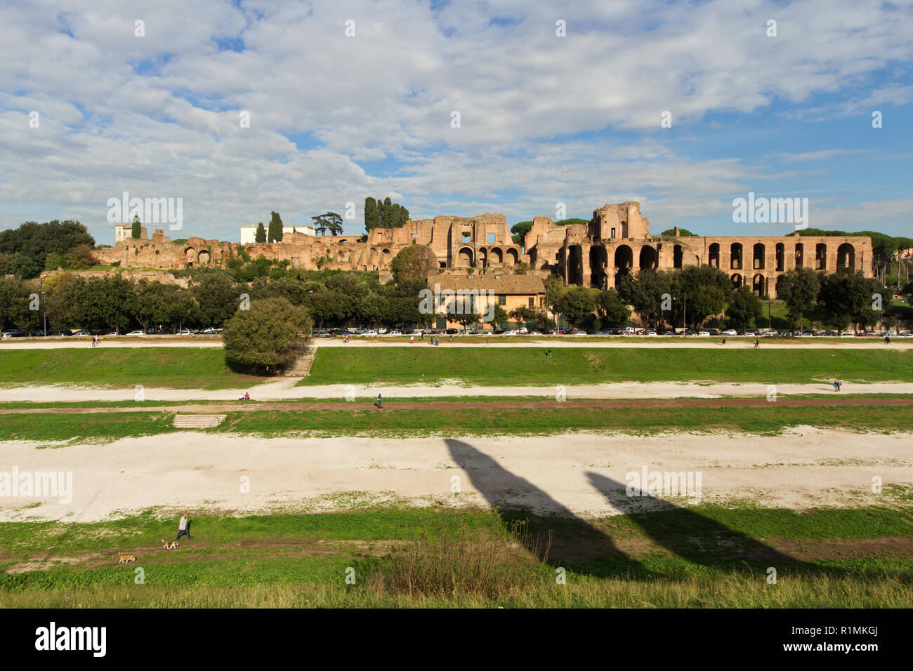 Circo Massimo (il più grande stadio di Roma antica) con il Colle Palatino e il Palazzo Imperiale in background - Roma Foto Stock