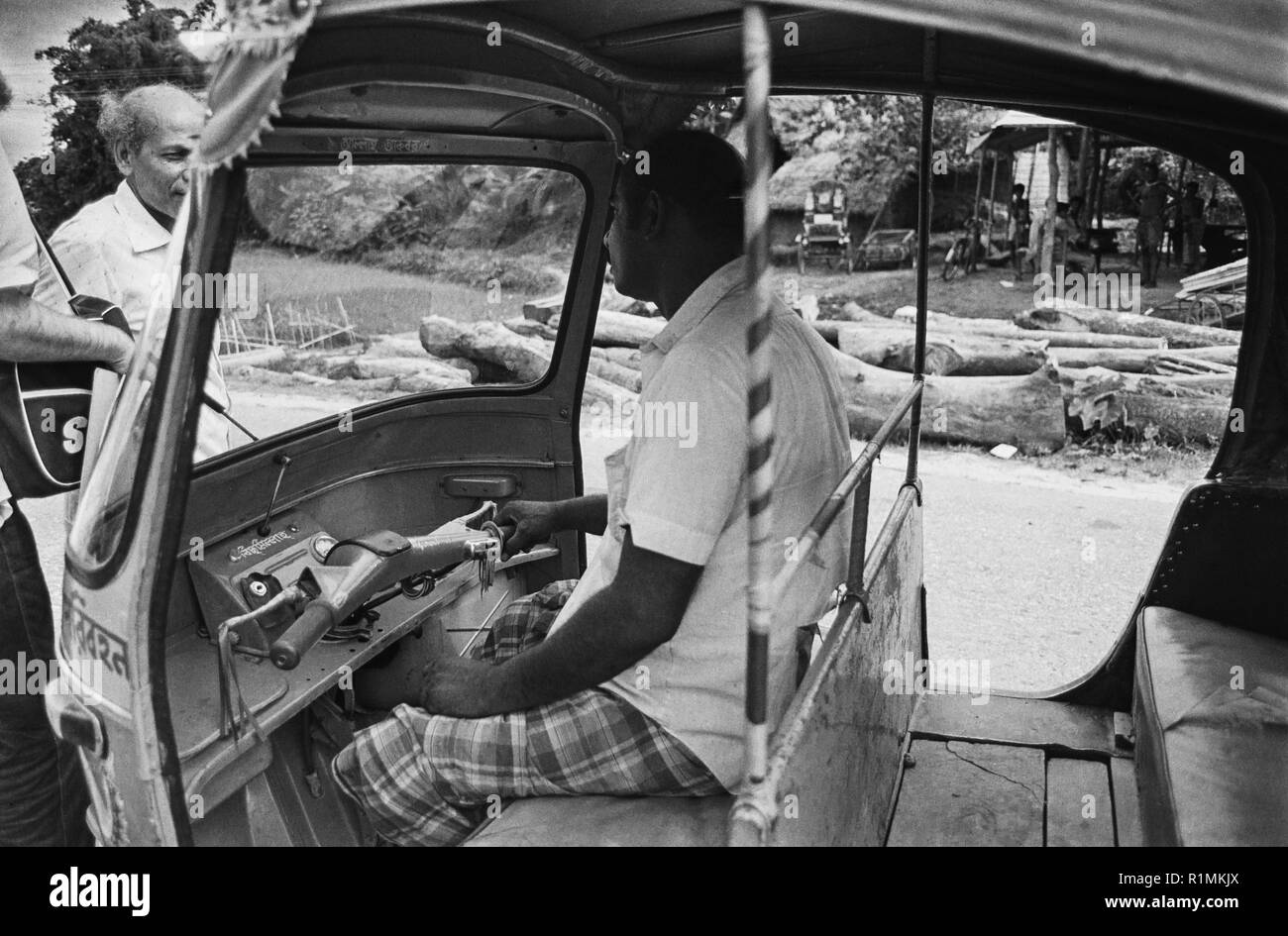 62/6 Auto rickshaw ("baby taxi") driver, Sylhet 1980 Foto Stock