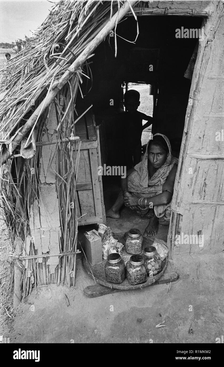 63/26 Shop a Devpur rickshaw drivers colonia, Sylhet 1980 Foto Stock