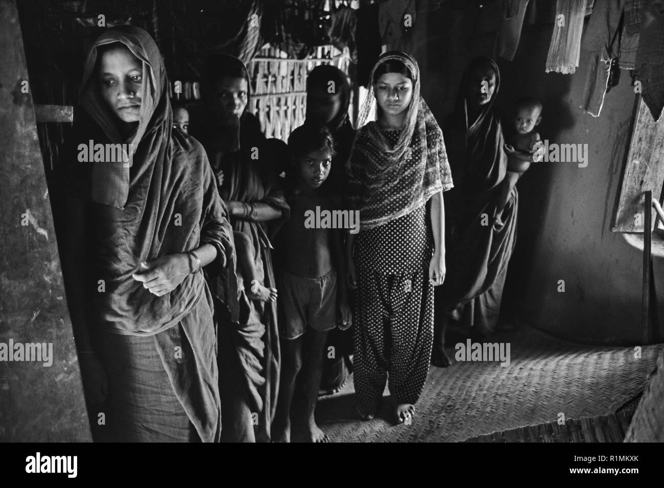 70/18 Gazipur , senza terra la famiglia a casa Sylhet 1980 Foto Stock