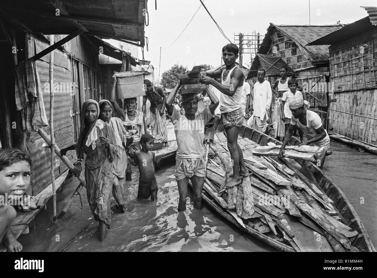 79/18 inondazioni Jinjira, materiali da costruzione in barca 1980 Foto Stock