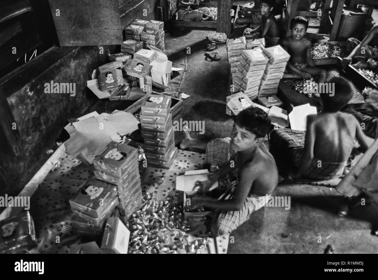 80/26 bambini lavoratori in fabbrica per rendere le tettarelle per biberon, Old Dhaka 1980 Foto Stock