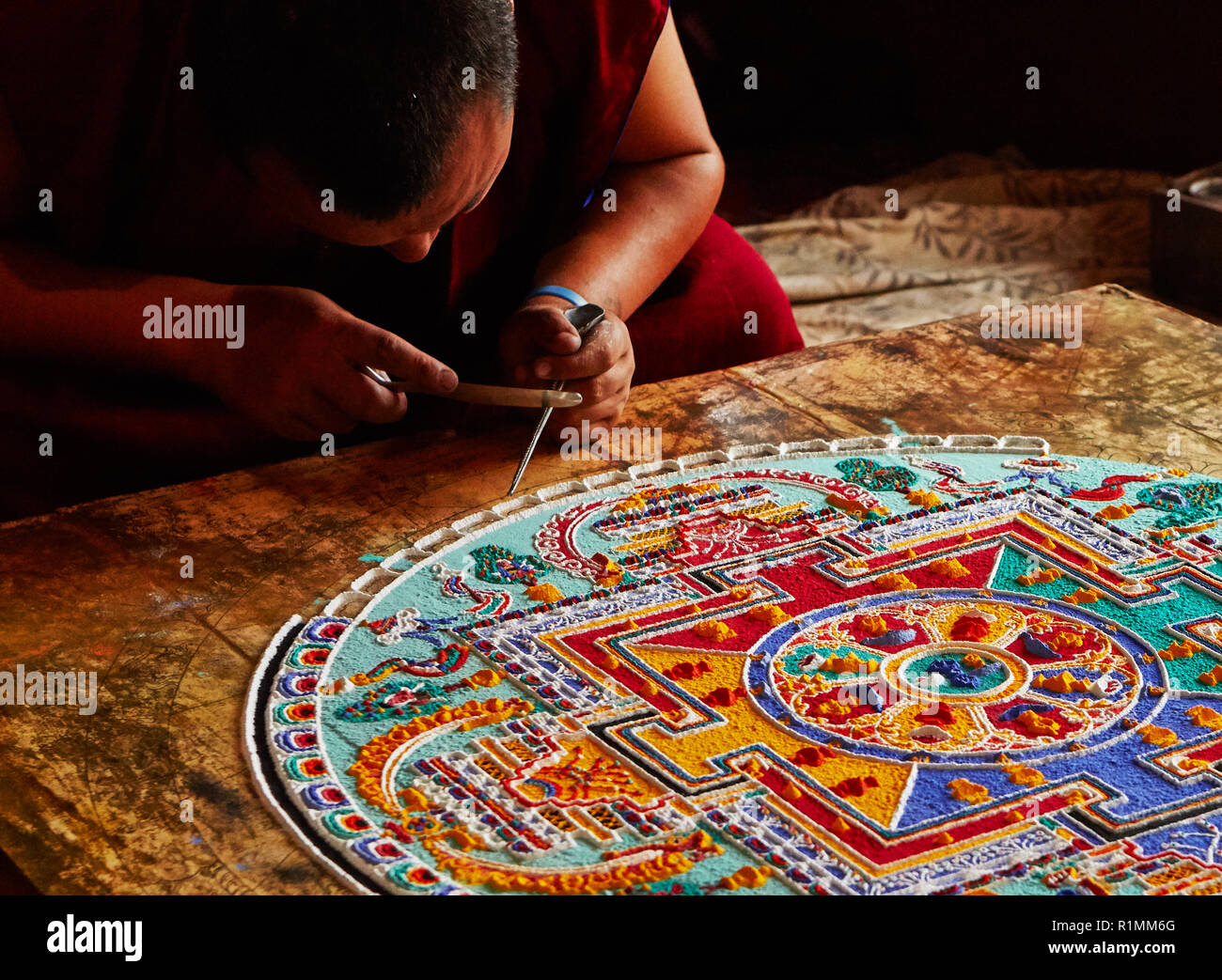 Monaco buddista che crea un mandala di sabbia colorata nel monastero di Lamayuru. Ladakh, Jammu e Kashmir, IndiaLadakh, Jammu e Kashmir, India Foto Stock