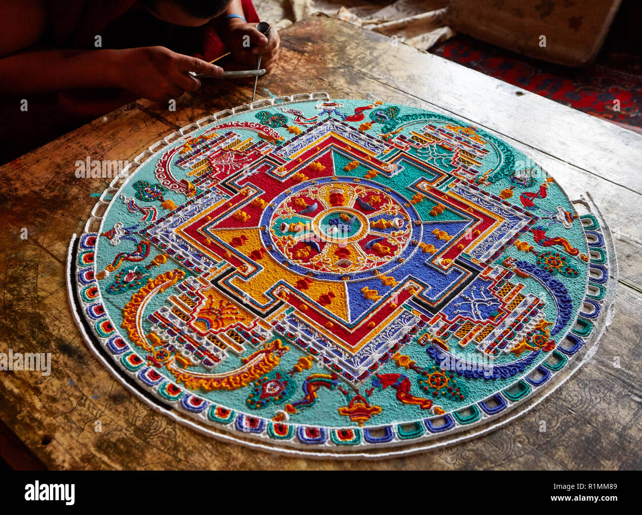 Monaco buddista che crea un mandala di sabbia colorata nel monastero di Lamayuru. Ladakh, Jammu e Kashmir, IndiaLadakh, Jammu e Kashmir, India Foto Stock