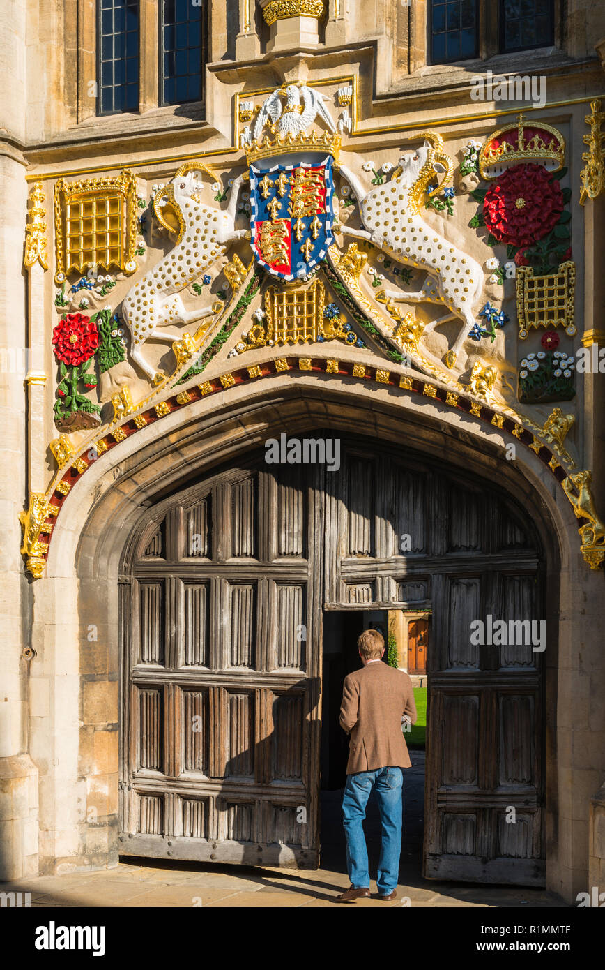 Cristo del Collegio del XVI secolo porta grande restaurata con colori vibranti. Università di Cambridge. Cambridge. Regno Unito Foto Stock