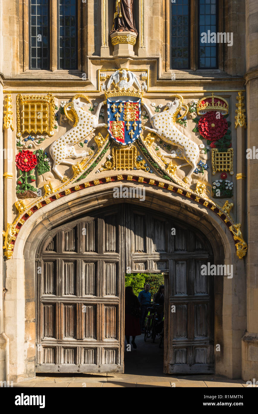 Cristo del Collegio del XVI secolo porta grande restaurata con colori vibranti. Università di Cambridge. Cambridge. Regno Unito Foto Stock