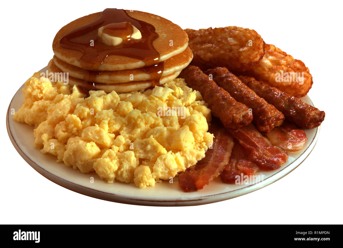 Super colazione con uova strapazzate, bacon, salsicce, hashed browns e pancake Foto Stock