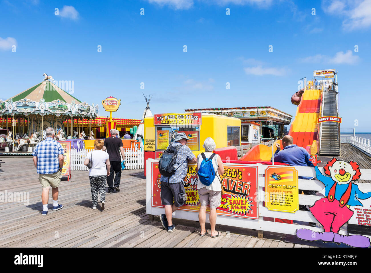 Great Yarmouth Britannia Pier con giostre fun fair rides Great Yarmouth Norfolk England Regno Unito GB Europa Foto Stock